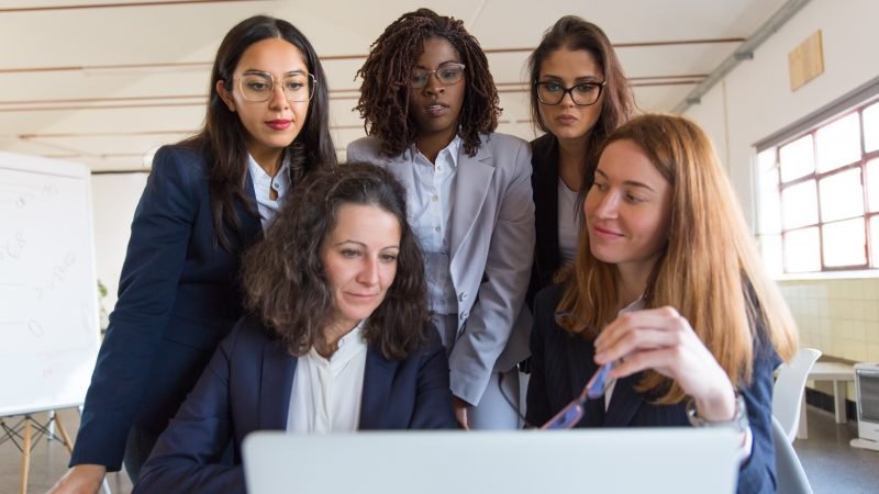Empreendedorismo feminino: Mulheres têm 18% menos tempo para se dedicar aos negócios 