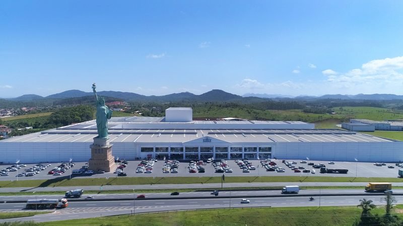 Usando inteligência artificial, golpistas fazem vitimas com vídeo antigo do dono da Havan