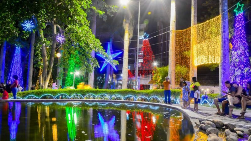 Praça Tancredo Natal tem a iluminação acesa para o tradicional Natal Conquista de Luz