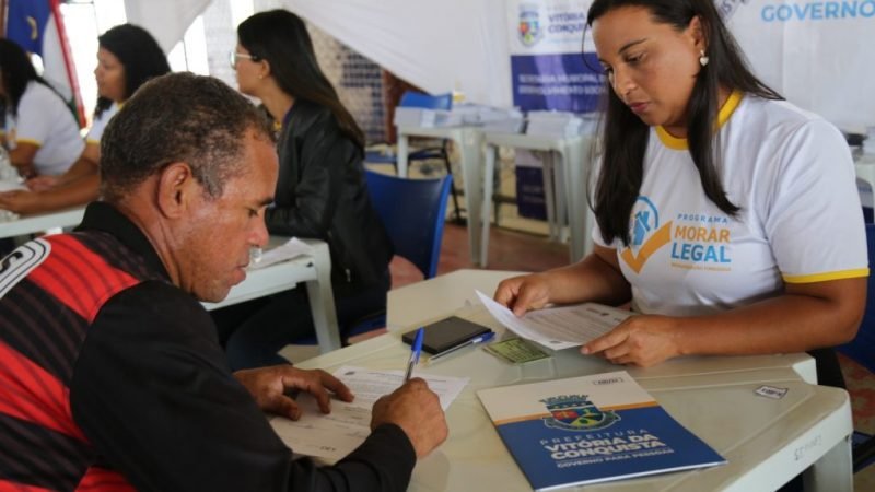 No Vila América, 524 escrituras são entregues pela Prefeitura: população agradece