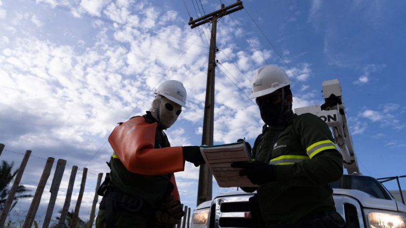 Neoenergia Coelba retira mais de 120 kg de fios em ação de ordenamento de postes