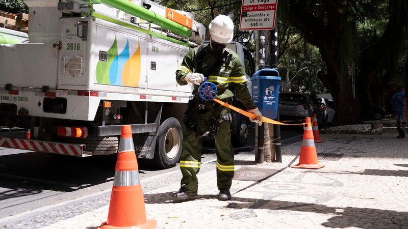 Neoenergia Coelba remove 268 toneladas de fios de instalados irregularmente nos postes em 2023