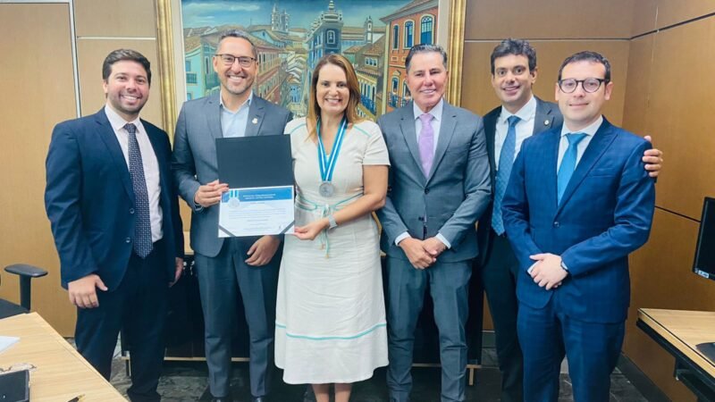 TJBA entrega Medalha Adolfo Leitão Guerra para Prefeita de Vitória da Conquista Sheila Lemos