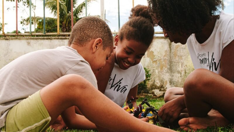 Santander abre edital para destinar recursos a projetos sociais voltados a crianças, adolescentes e a pessoas idosas na Bahia