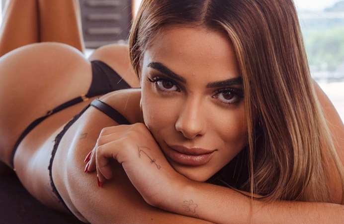 Eleita a atleta mais sexy do Brasil, Key Alves faz tatuagem da Playboy