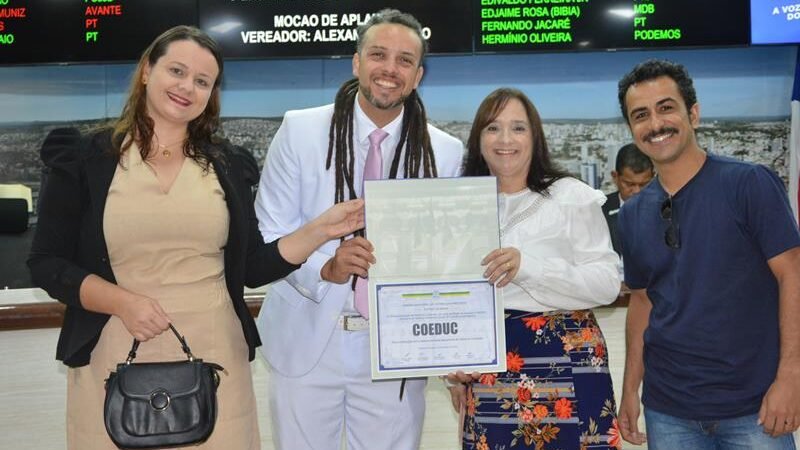 MOÇÃO DE APLAUSO: Câmara Municipal homenageia Coeduc