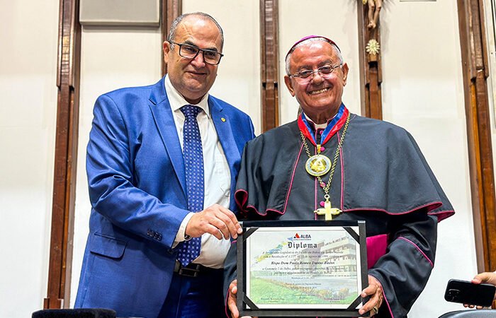 Bispo de Jequié recebe a mais alta honraria da Assembléia Legislativa da Bahia