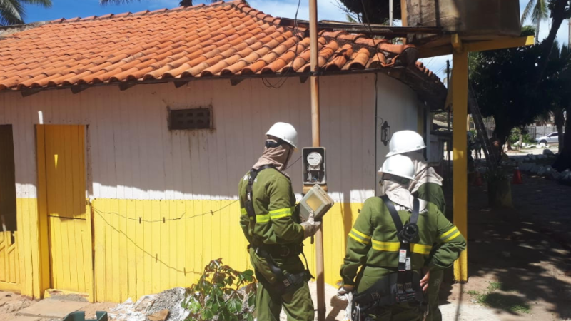 Neoenergia Coelba remove 60 ligações clandestinas em barracas de praia em Buraquinho