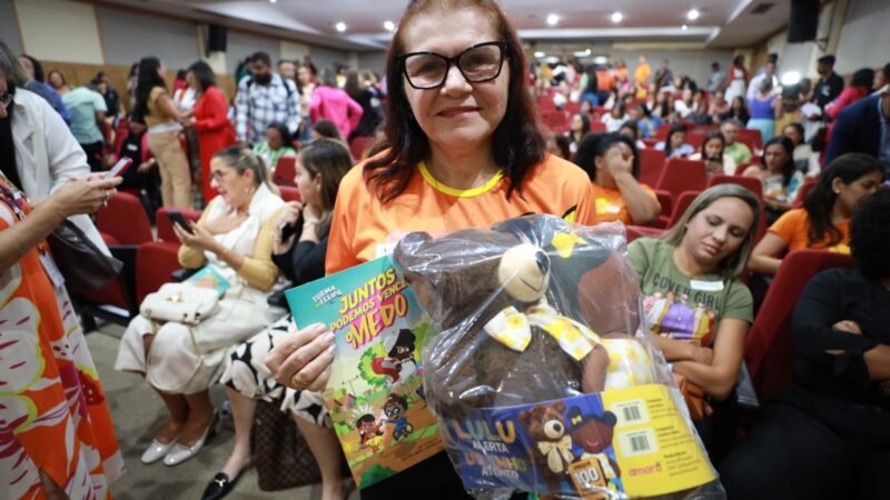 Seades entrega kits e lança livro para reforçar proteção de crianças e adolescentes na Bahia
