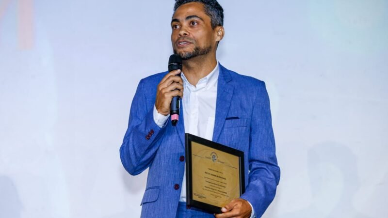 Professor da UFSB recebe Prêmio Péter Murányi por tecnologia para reduzir a evasão escolar