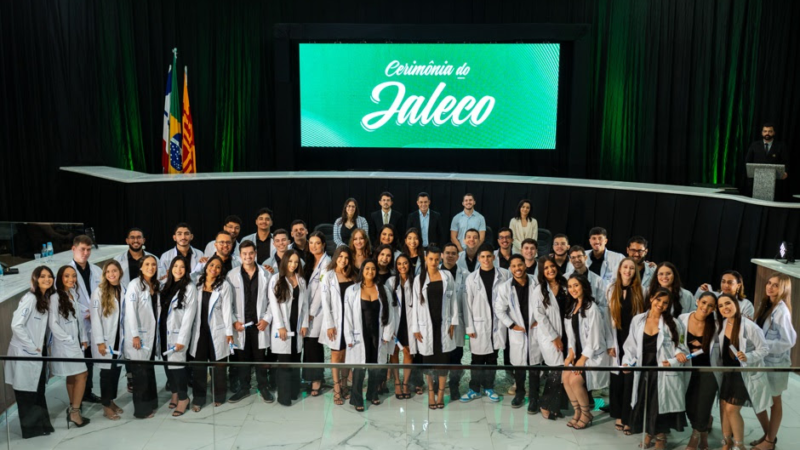 3ª turma de Medicina em Brumado celebra início de jornada acadêmica com Cerimônia do Jaleco 