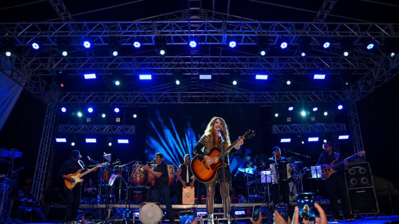 Elba Ramalho emociona público na primeira noite do Arraiá da Conquista