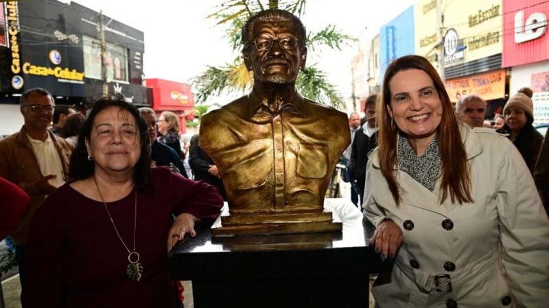 Prefeitura entrega busto de bronze de Herzem Gusmão