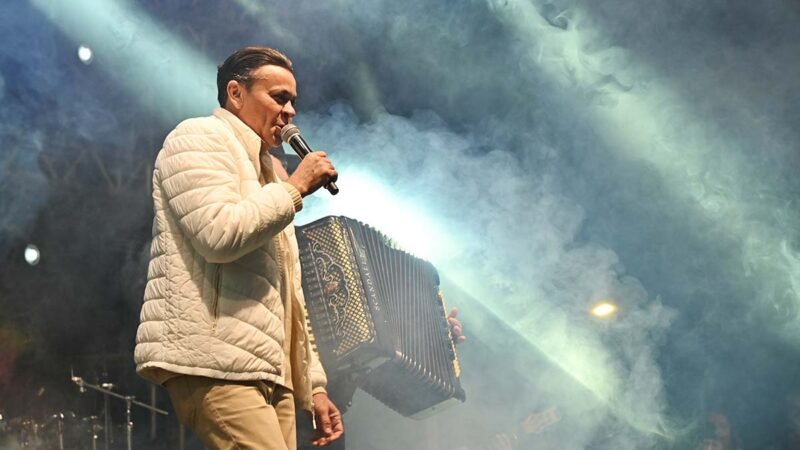 Frank Aguiar relembra sucessos da carreira no palco principal do Centro Glauber Rocha