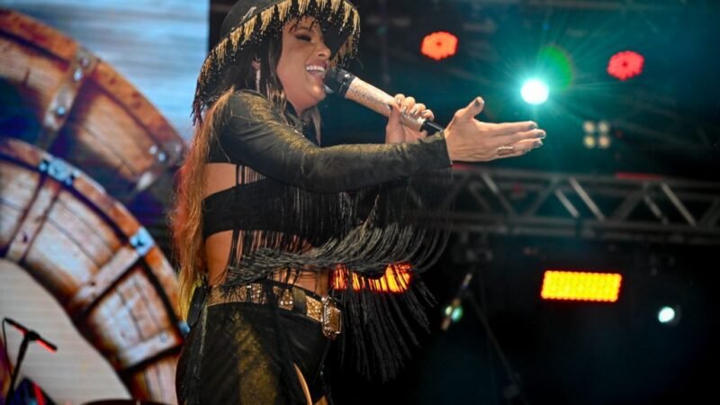 Robertinha celebra seu universo “caatingueiro” no palco principal do Centro Glauber Rocha