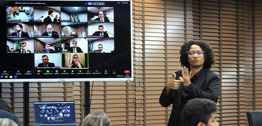 Sessões de julgamento do TRE-BA passam a contar com intérprete de libras