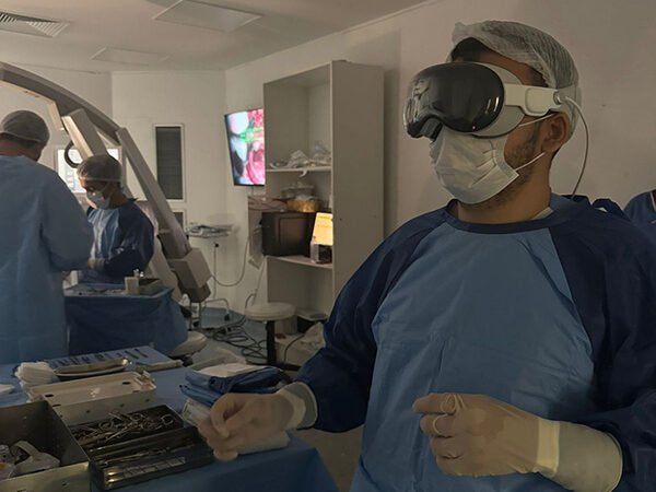 Equipe baiana é a primeira no Brasil a usar óculos de realidade virtual da Apple em neurocirurgias
