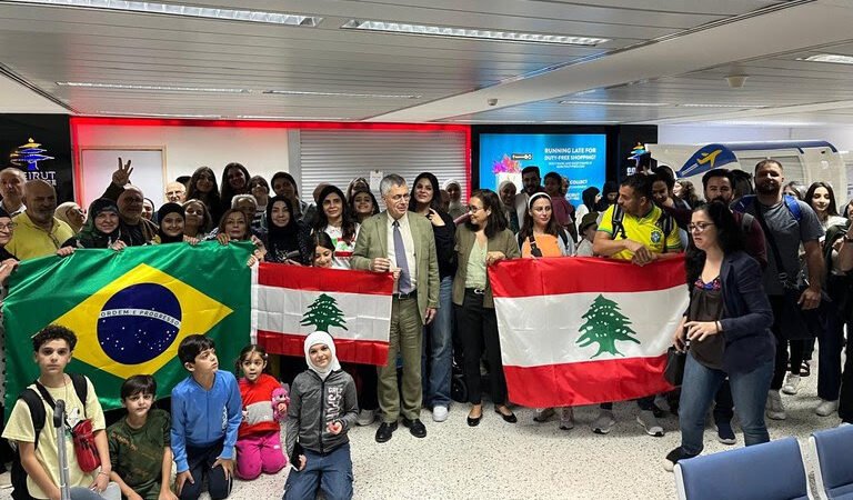 Primeiro voo de repatriação no Líbano decola de Beirute com 229 brasileiros e três pets