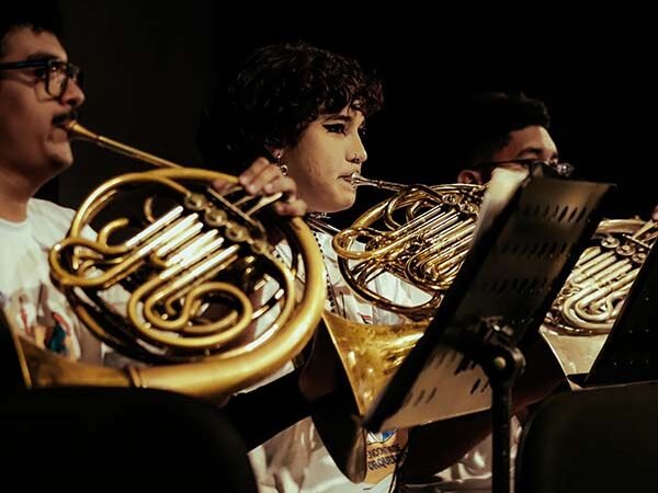 Cultura nerd e ritmos percussivos são temas de concerto gratuito do NEOJIBA em Conquista