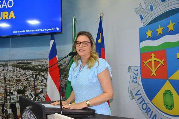 Viviane defende cumprimento de lei que obriga implantação de bibliotecas escolares