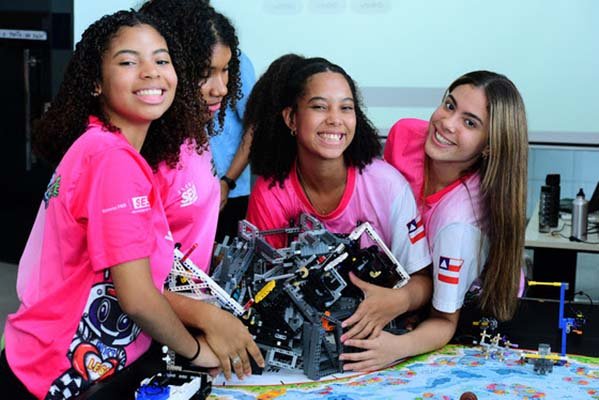 Com recorde de participantes, SESI Bahia aposta em meninas para brilhar no nacional de robótica
