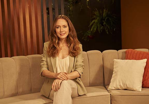 Cresol celebra 30 anos em nova campanha com Camila Morgado