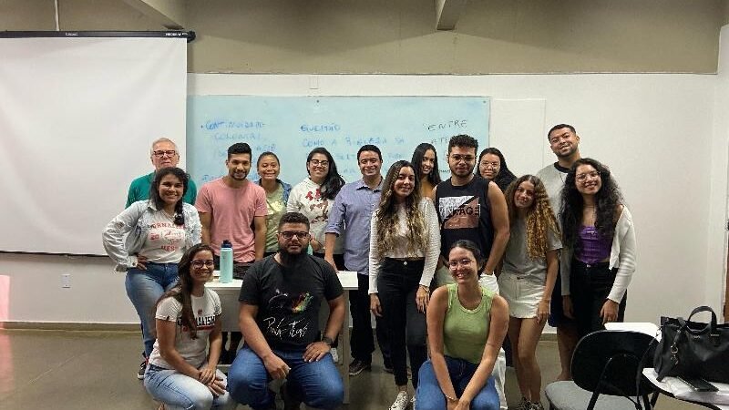 Jornalista da Câmara compartilha experiências com estudantes da Uesb