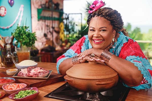 Festival Raízes de Porto Seguro terá aula-show gratuita com a Chef Dona Carmem Virgínia na Passarela da Cultura