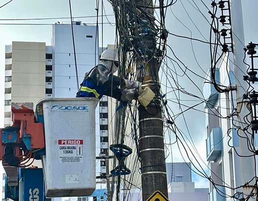 Em cinco meses, mais de 480 toneladas de cabos de telecomunicações irregulares são retiradas dos postes na Bahia 