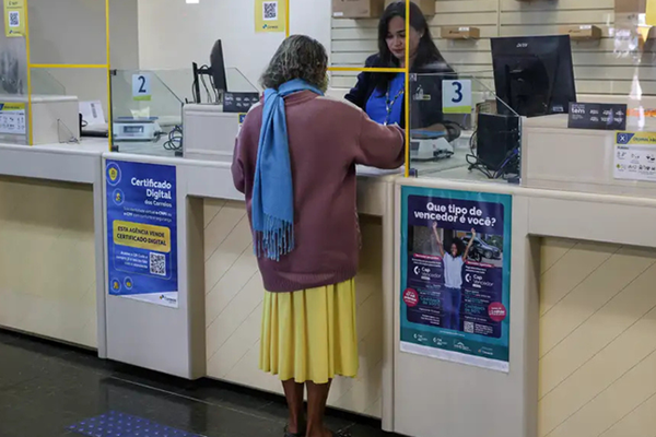 Correios atendem mais de 900 mil aposentados e pensionistas do INSS sobre descontos indevidos