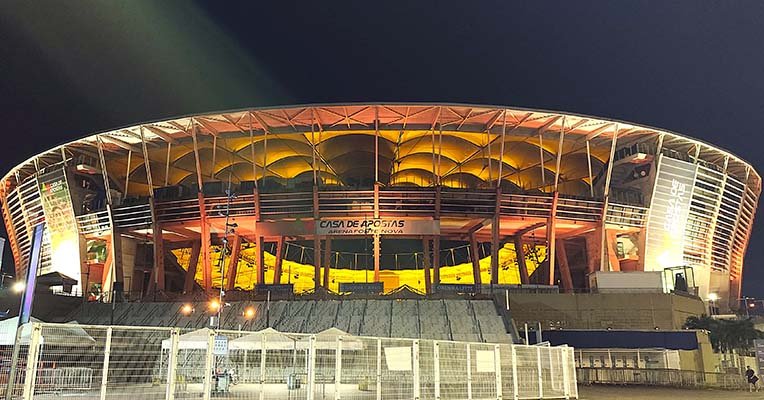 Arena Fonte Nova faz homenagem a Gilberto Gil com iluminação especial