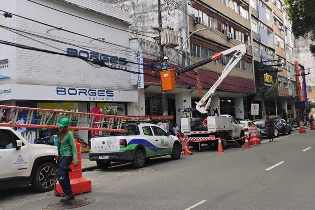 Neoenergia Coelba remove cerca de 500 quilos de cabos irregulares no Centro Histórico de Salvador