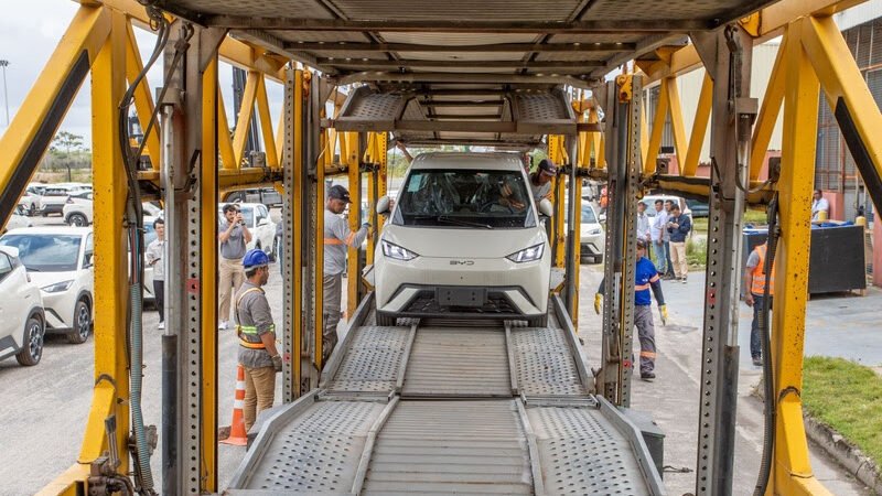 BYD faz o primeiro carregamento de veículos montados em Camaçari