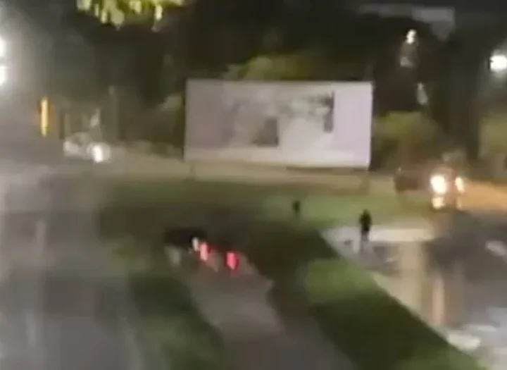 Outro carro cai no canal de drenagem da Av. Caracas neste domingo em Conquista