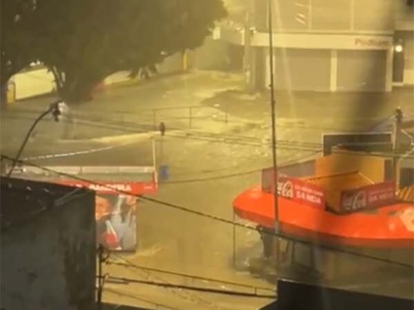 Ventania, trovões e relâmpagos causam prejuízos em Vitória da Conquista