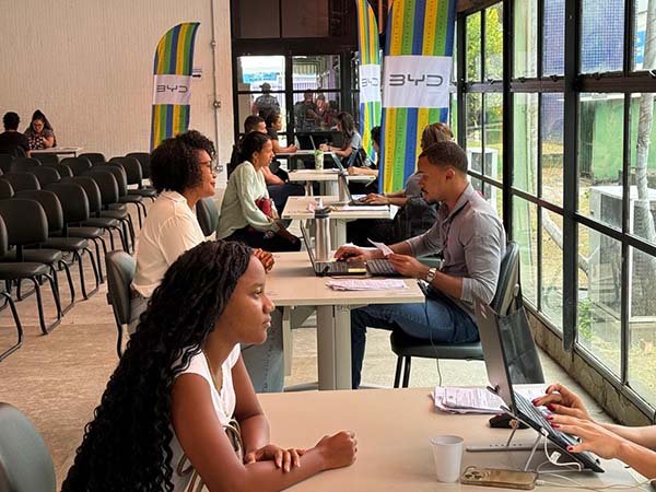 BYD realiza etapa de processo seletivo com candidatos para vagas em Camaçari