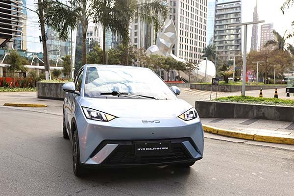 BYD alcança a marca histórica de 100 mil carros elétricos vendidos no Brasil