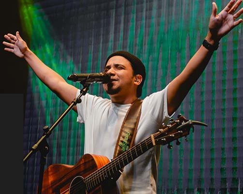 Juventude evangélica se reúne no Ginásio da Sião em noite de fé e adoração