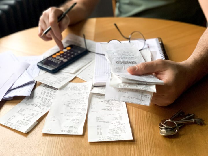 Brasileiros apontam parcelamento como uma forma de quitar dívidas, mostra Serasa