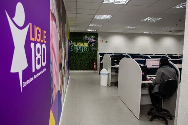 Ligue 180 completa 20 anos de enfrentamento à violência de gênero