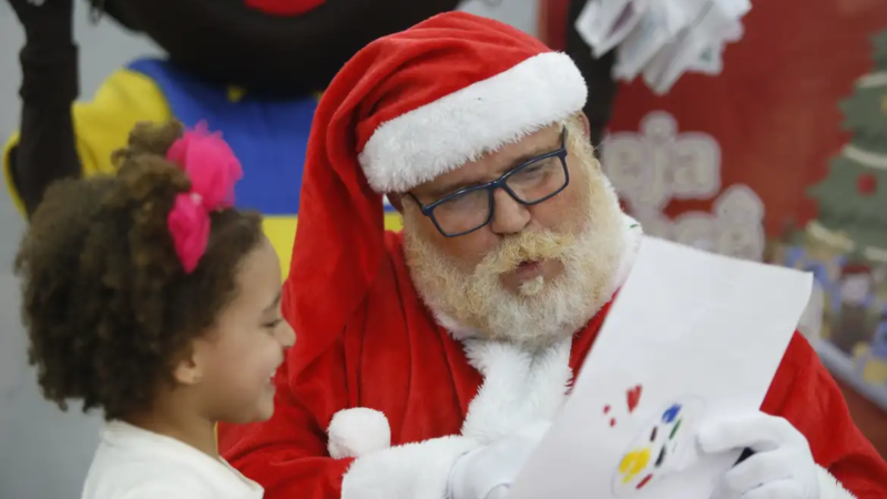 Papai Noel dos Correios realiza 300 mil sonhos de crianças em todo o Brasil