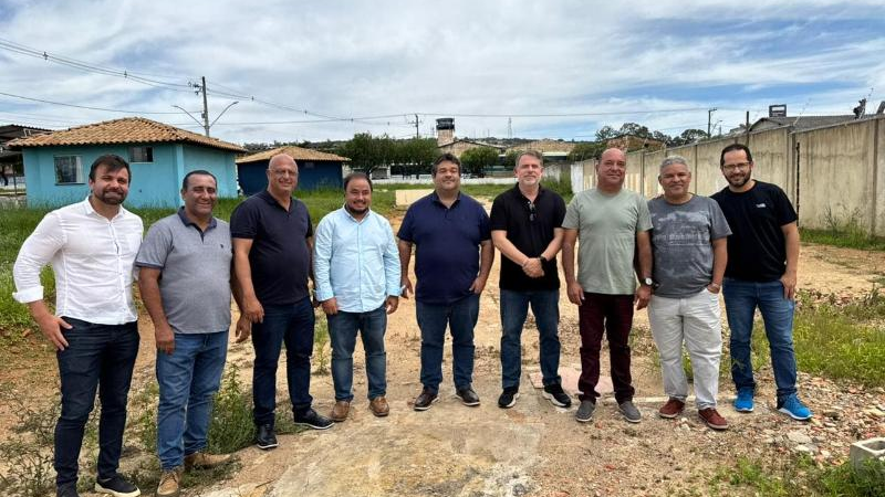 Vereadores visitam área que deve abrigar futura sede da Câmara Municipal de Conquista