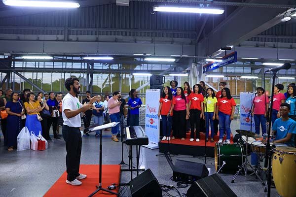 Natal Musical: coral do Neojiba encanta o público da Estação Rodoviária do Metrô