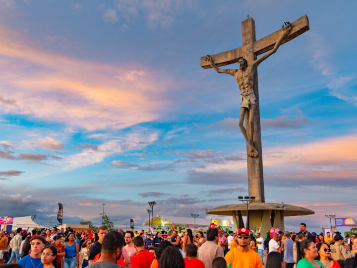 PM no Pôr do Sol: Evento reúne grande público no Cristo de Mário Cravo