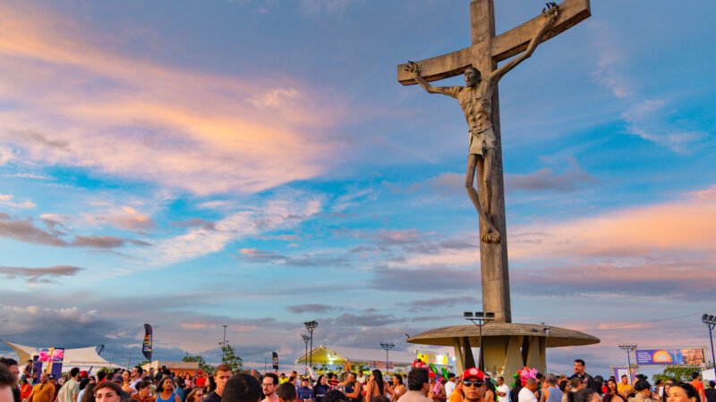 PM no Pôr do Sol: Evento reúne grande público no Cristo de Mário Cravo