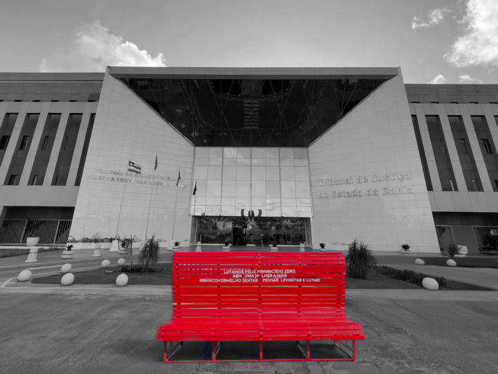 TJBA instala o Banco Vermelho: símbolo de combate à violência contra a mulher 