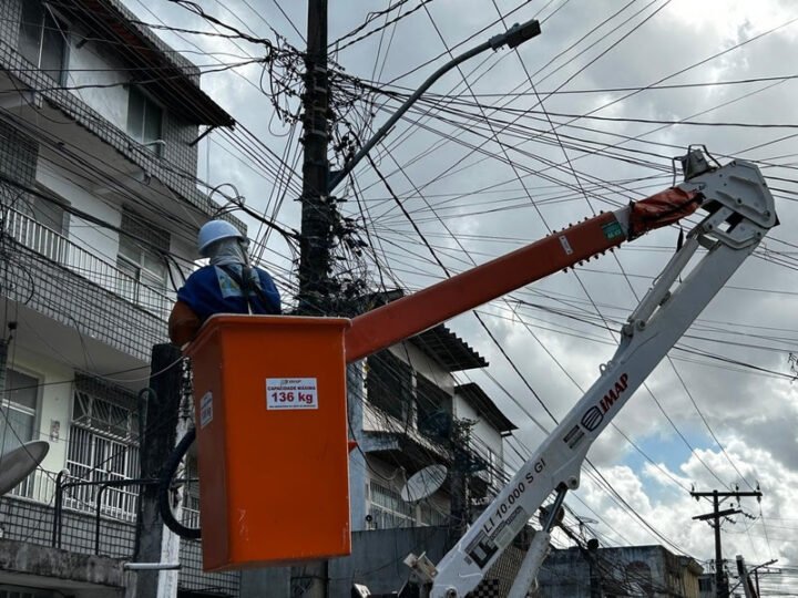 Operação remove 50 toneladas de cabos irregulares de telefonia e internet na Bahia