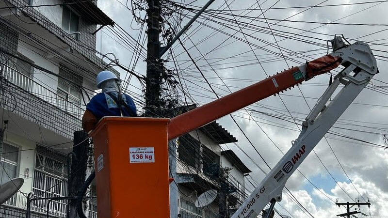 Operação remove 50 toneladas de cabos irregulares de telefonia e internet na Bahia
