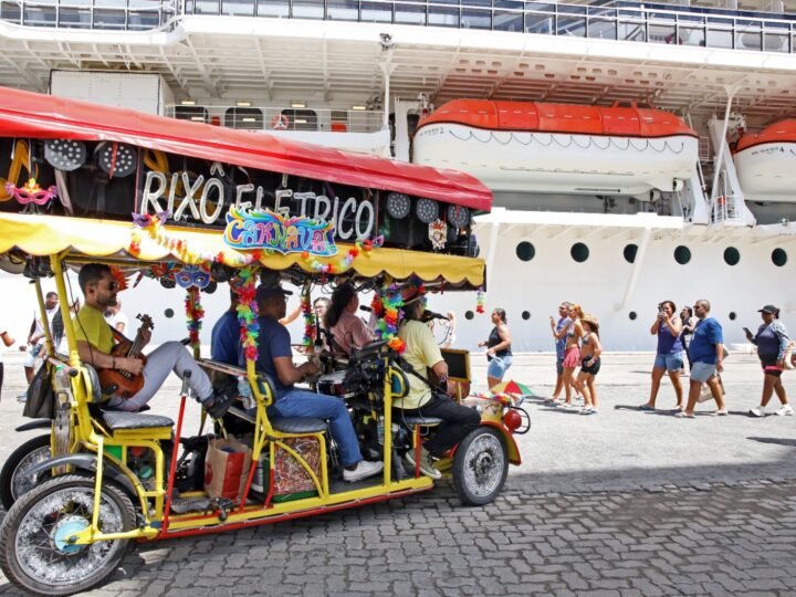 Maior cruzeiro da temporada chega a Salvador e  passageiros são recebidos em clima de Carnaval