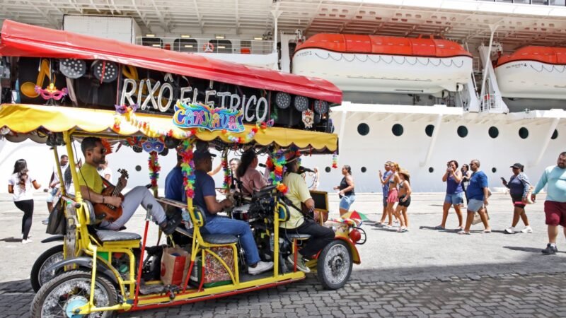 Maior cruzeiro da temporada chega a Salvador e  passageiros são recebidos em clima de Carnaval